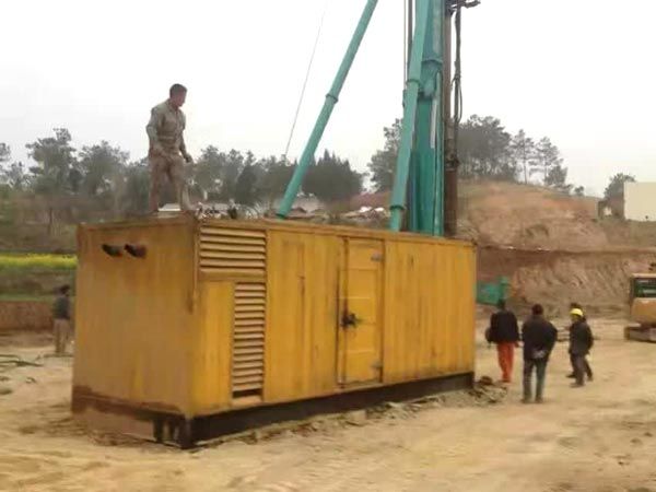 多文镇如何判断水冷式机油散热器密封件是否需要更换？